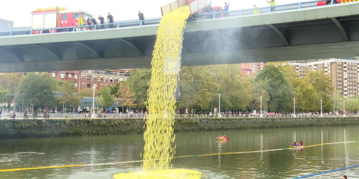 La XII Estropatada descarga 20.000 biopatos en la ría de Bilbao