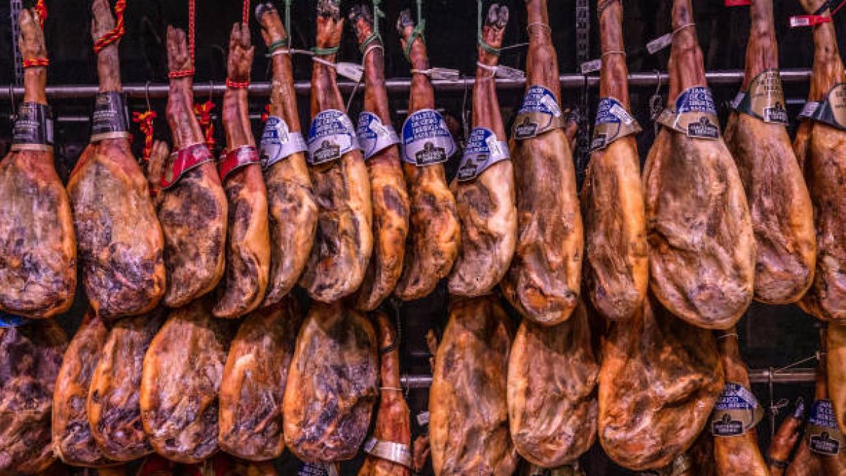 Un jamón incorrupto, una princesa rusa y una taberna centenaria: la leyenda más increíble se cuenta en este bar que puedes visitar en una escapada de un día desde Sevilla