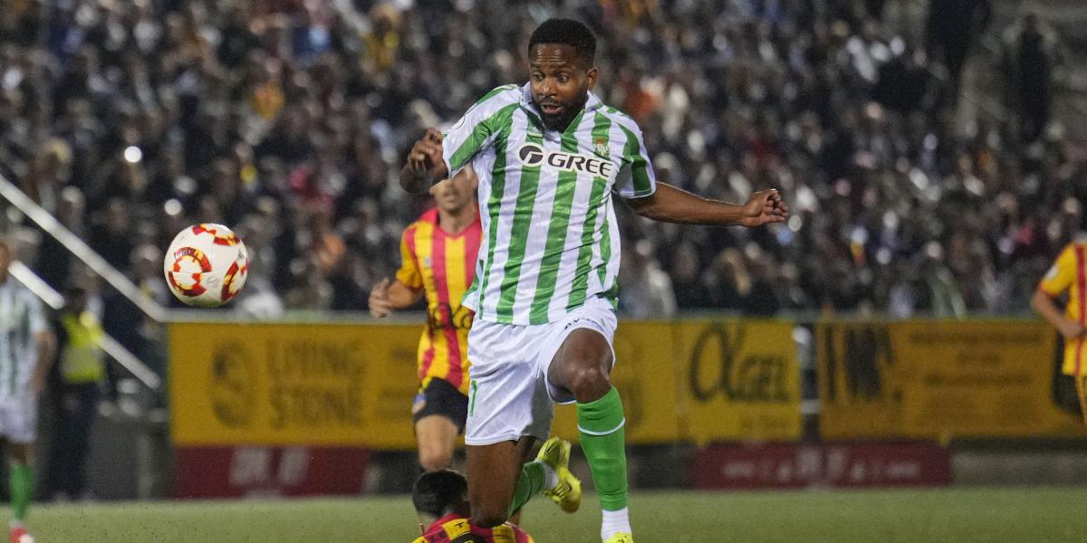 Bakambu, Ricardo Rodríguez y Juanmi, en la rampa de salida
