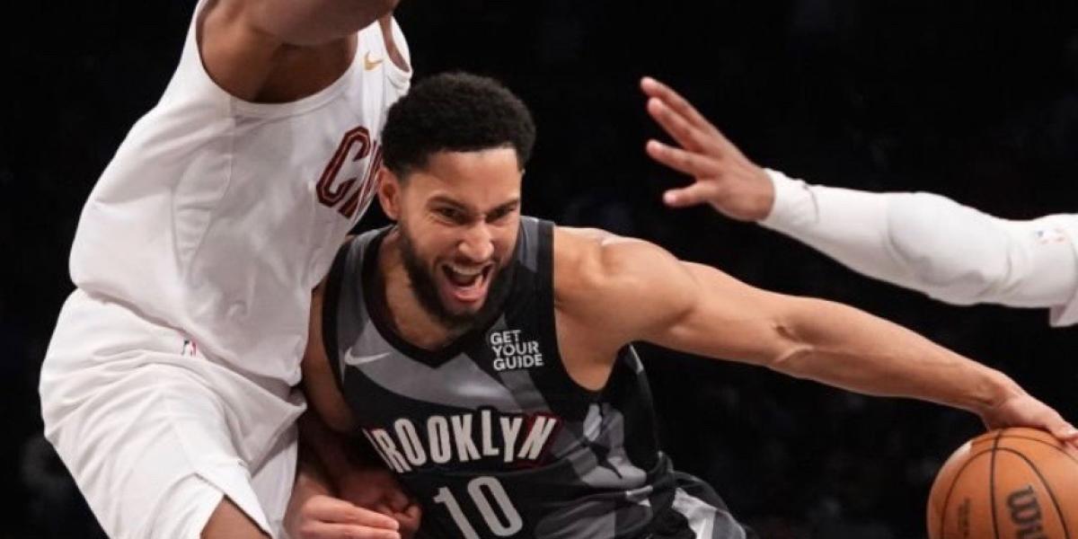 Ben Simmons, de risa: da un pase…¡y pega un balonazo a un compañero!