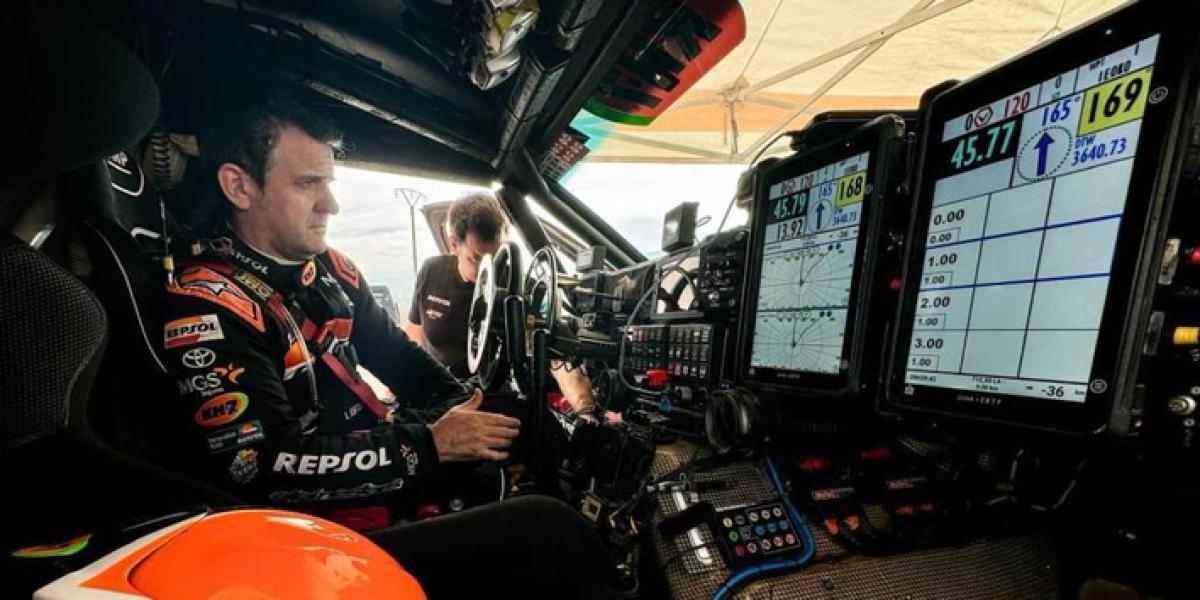 Impresiona pilotando un coche del Dakar sin poder usar las piernas, solo con las manos: Es como jugar a la Play