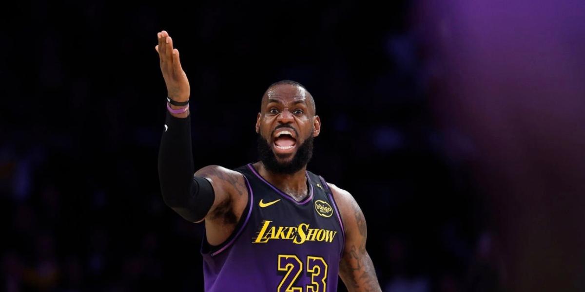 Los árbitros se la juegan a LeBron y los Lakers caen