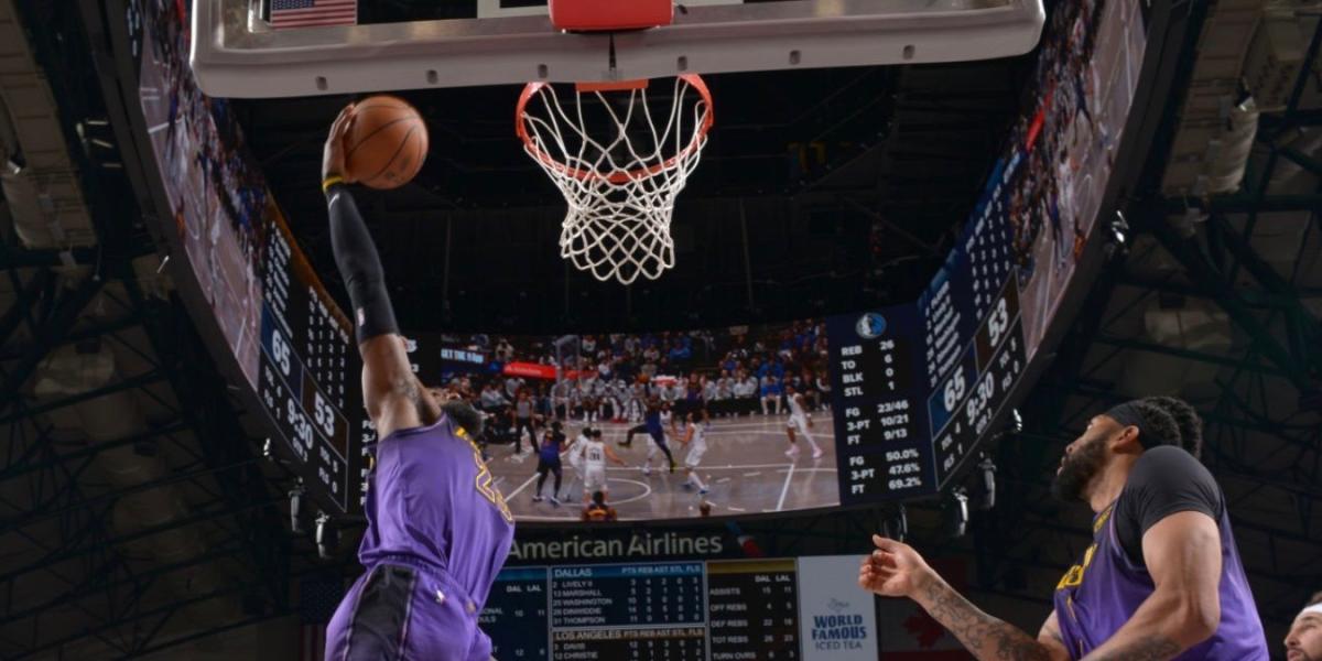 Sólo él hace esto con 40 años: ¡¡¡Bestial mate de LeBron!!!