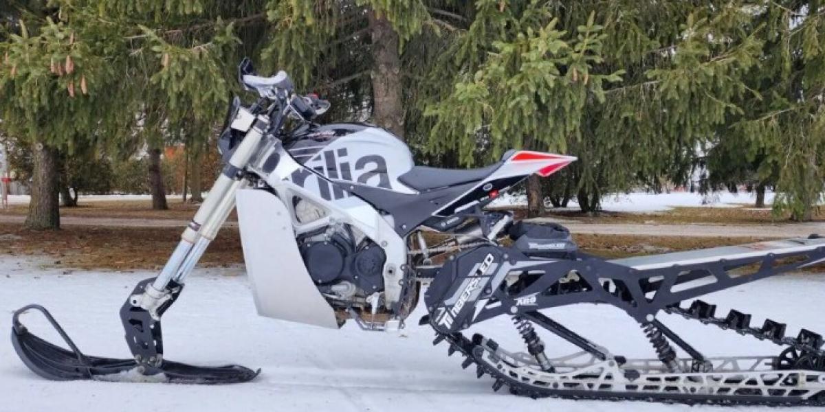 Only in USA: convertir una Aprilia Tuono V4 Factory en una moto de nieve, ¡y está a la venta!