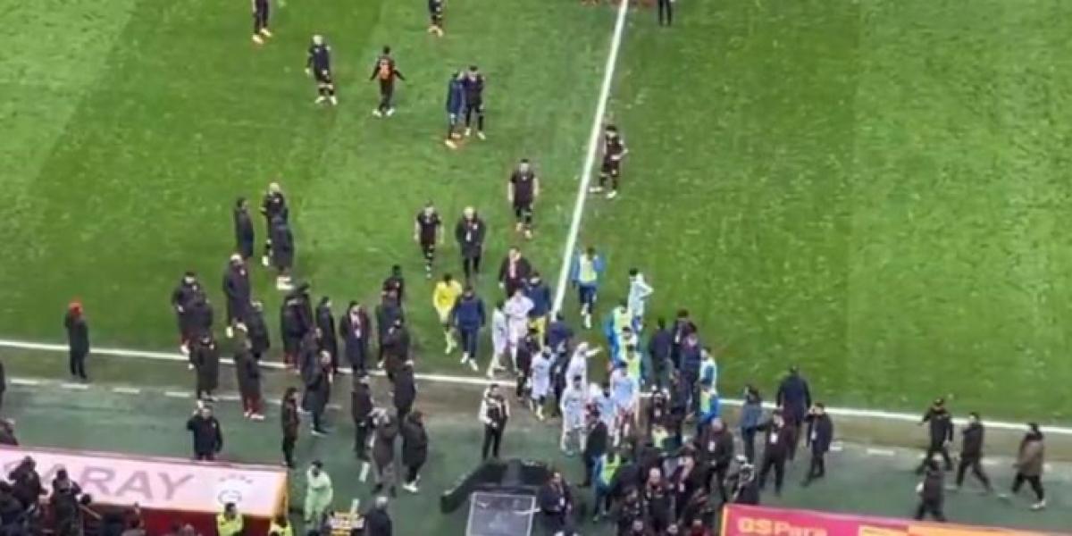 Decisión radical del presidente del club turco que se retiró del partido por una decisión arbitral