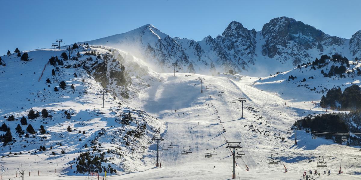 San Valentín en Andorra: experiencias únicas en la nieve y el Red Bull Night Rider