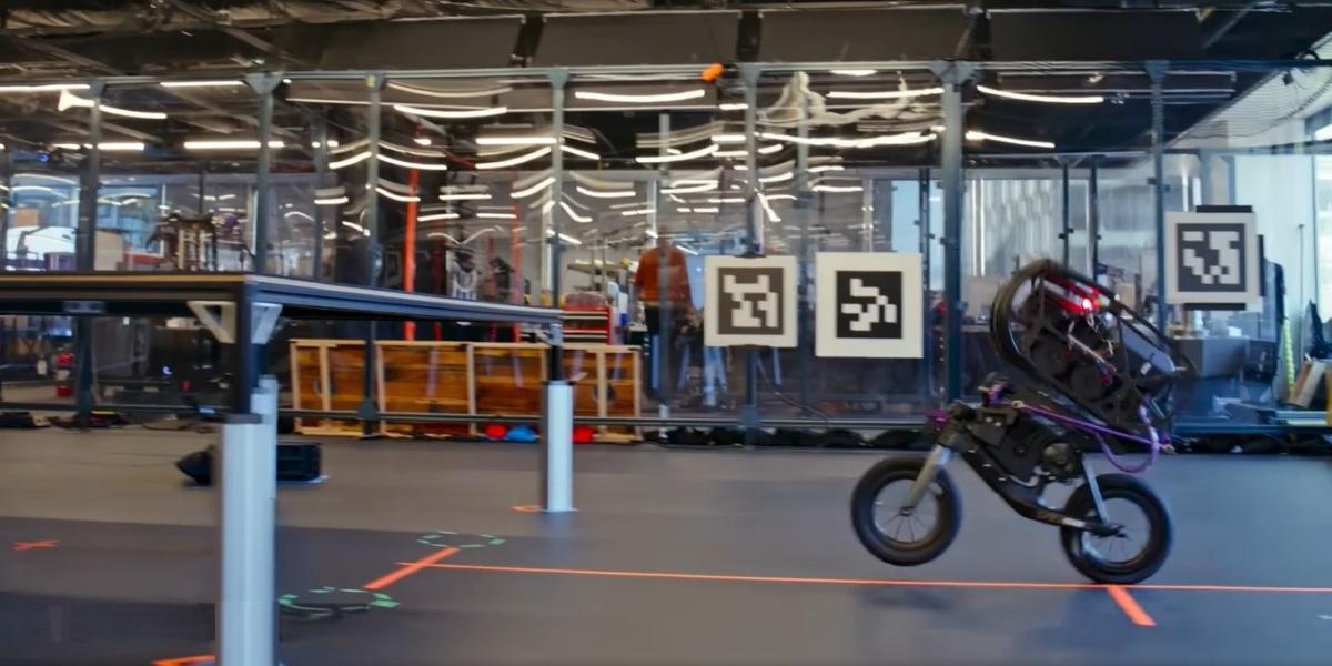 La moto autónoma que hace trial, supera obstáculos, salta y aguanta el equilibrio, a Toni Bou le ha salido competencia