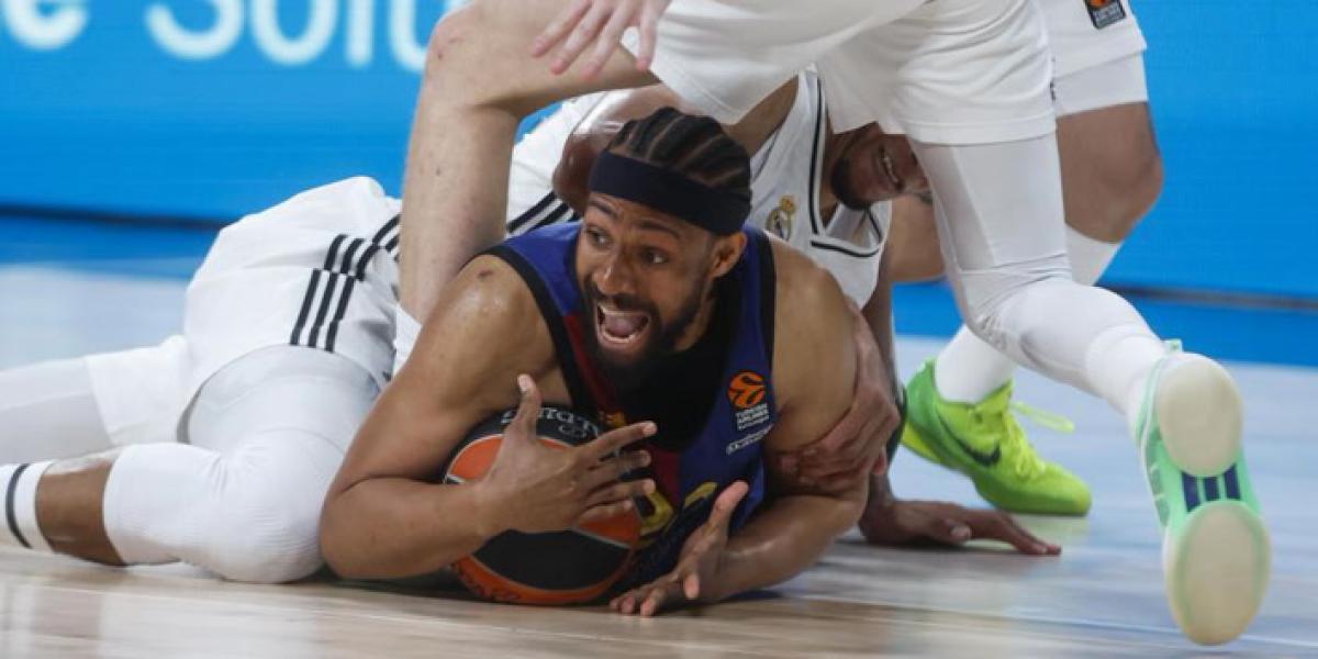 Arden las redes por lo señalado en la lucha entre Tavares y Parker en el último minuto del Clásico