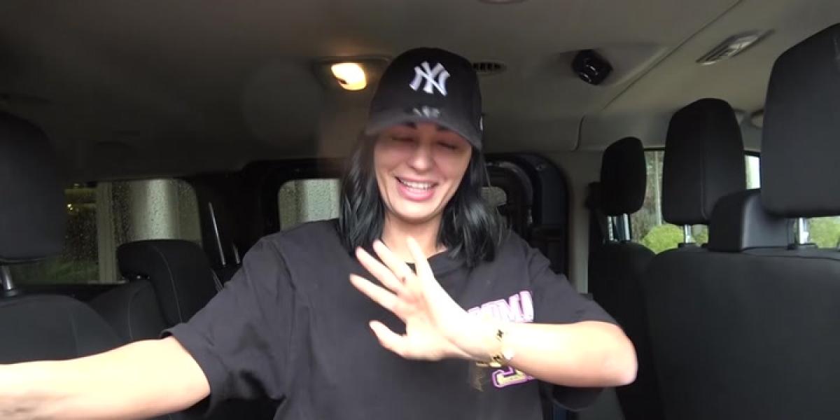 La primera reacción de Claudia Bavel ante las cámaras tras pedir disculpas públicamente a Luis Figo a través de un comunicado