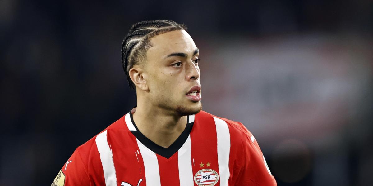 El PSV resurge en el regreso de Dest tras casi un año de baja