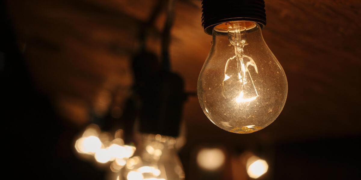 Precio de la luz hoy lunes 2 de febrero por franjas y tramos: ¿Cuándo es más barata?