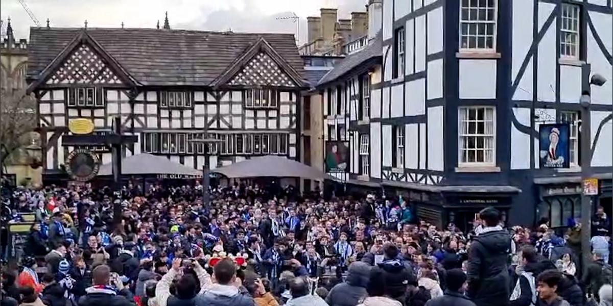 La afición de la Real toma la Shambles Square antes del partido ante el United