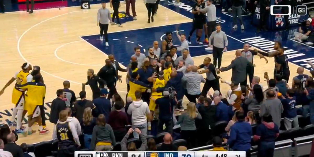 Otra pelea de locura en la NBA: ¡Un jugador se pega con dos!