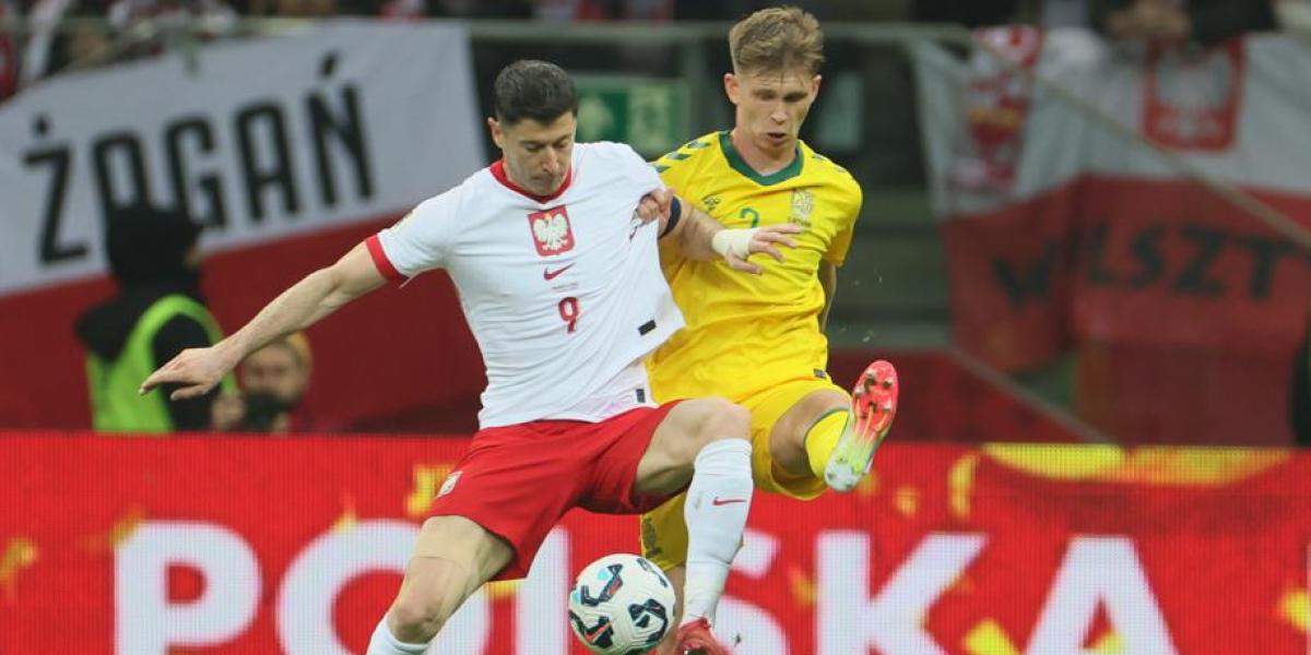 1-0: Lewandowski desatasca a Polonia y pide el cambio por molestias