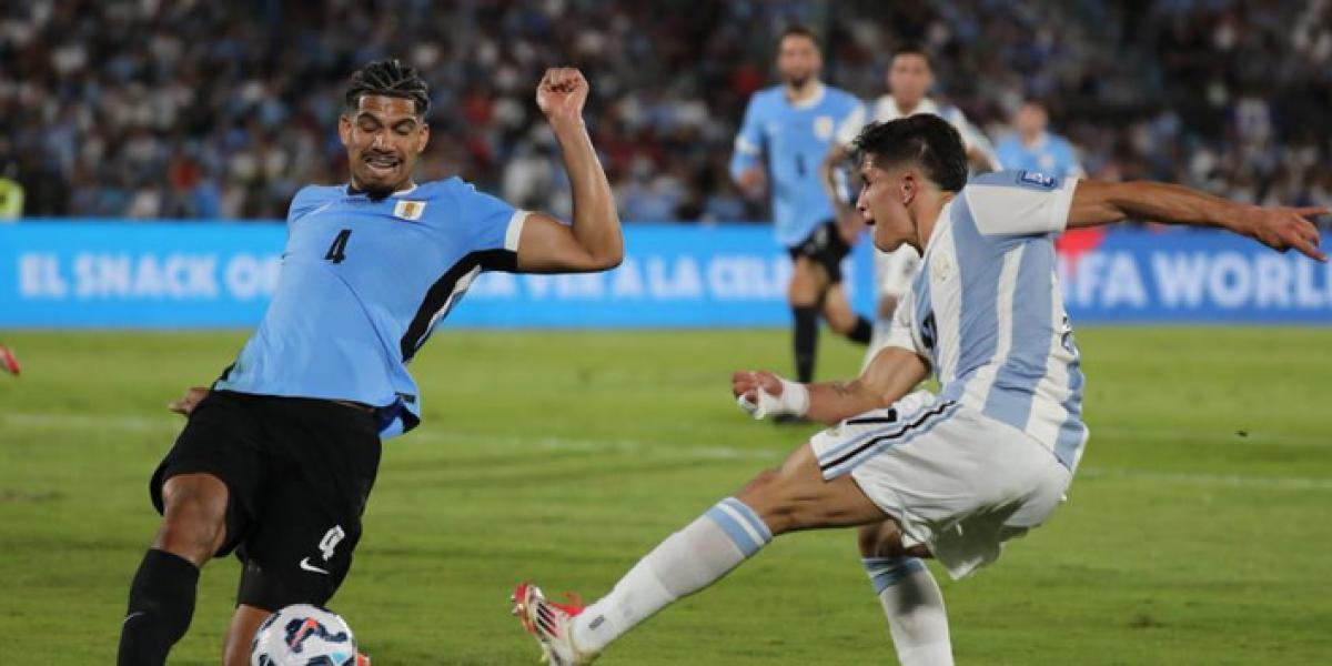 Bielsa desliza un once de Uruguay distinto en La Paz, con el Barça atento a Araujo