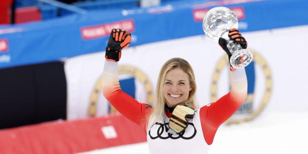 Masterclass de Lara Gut ante Brignone para conquistar el título del supergigante de la Copa del Mundo en el emotivo podio de Vonn