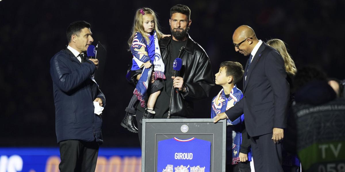 El Stade de France se emociona homenajeando a Giroud