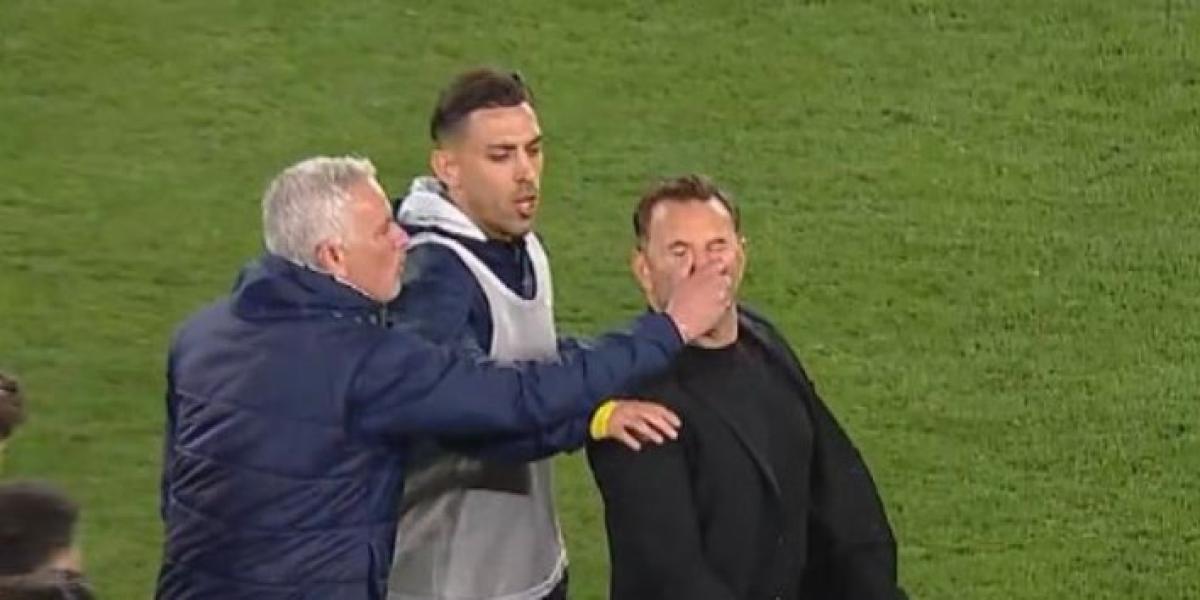 ¡Mourinho agarra la nariz de su rival y éste cae fulminado al suelo!