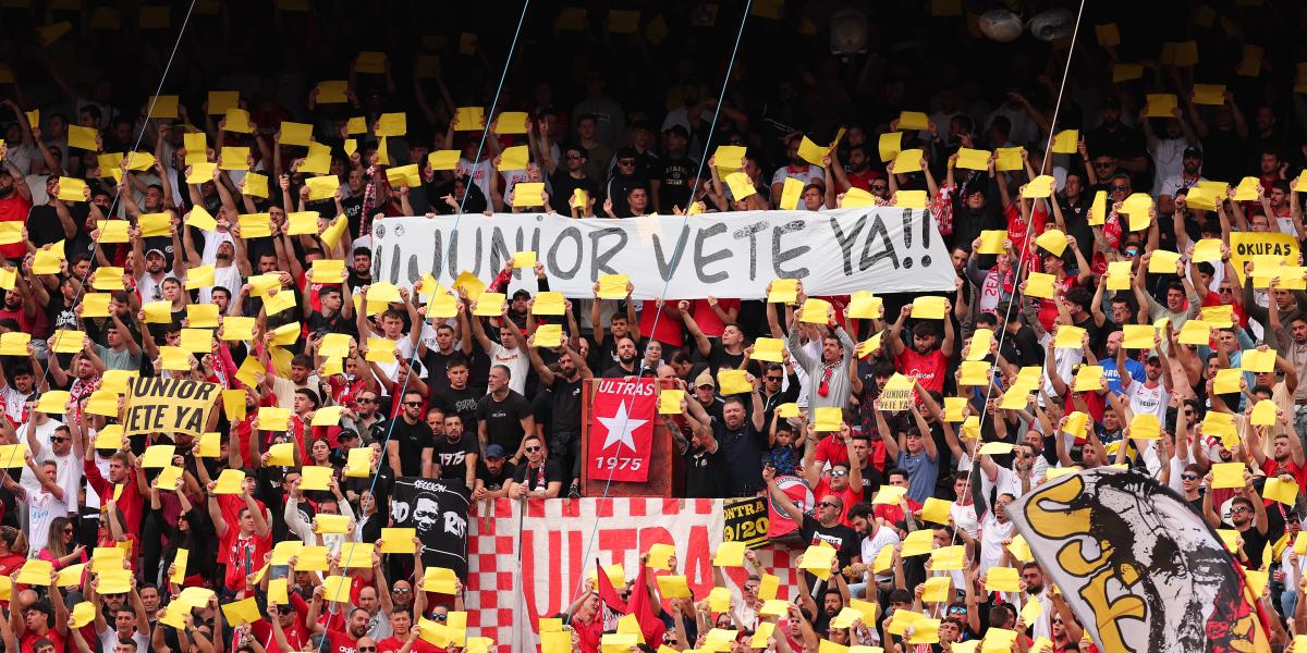 Detenido el Sevilla-Atleti por las protestas contra el palco: Junior vete ya