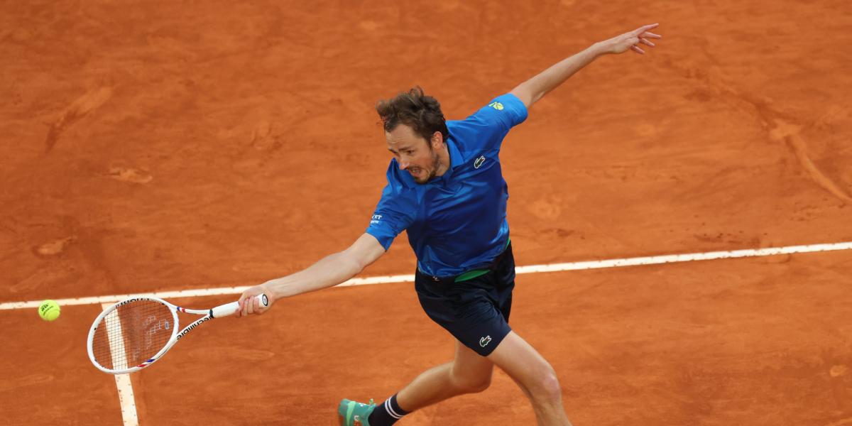 Medvedev sale de un apuro ante Muller