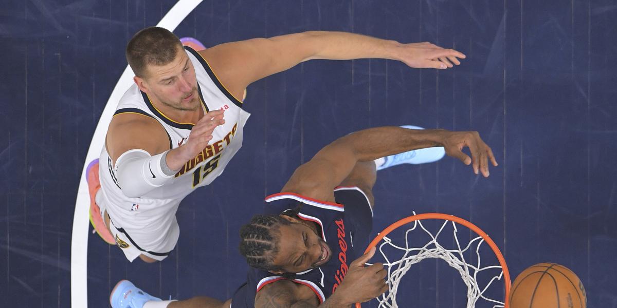 Kawhi activa el modo playoff y apaliza a un Jokic que deja una imagen tremenda en un tiempo muerto: Necesitamos ser un equipo