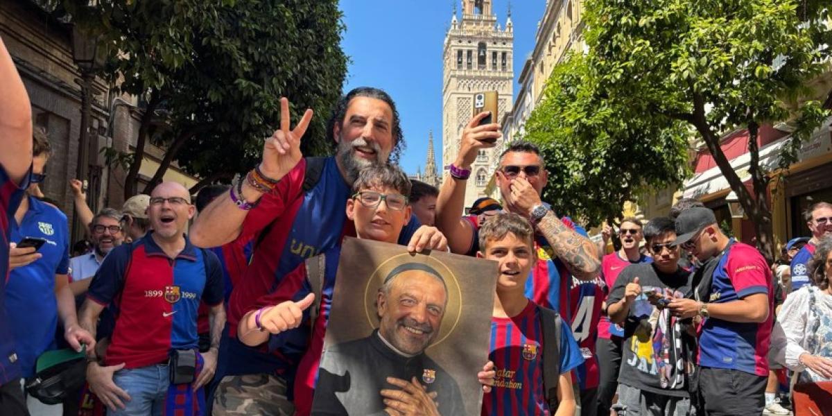 Miles de seguidores del Barça toman Sevilla adorando a Hansi Flick