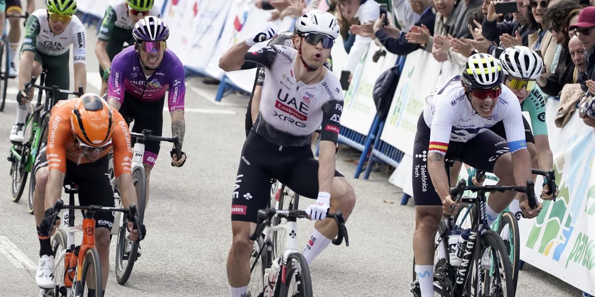 Alessandro Covi gana al sprint la tercera etapa de la Vuelta a Asturias