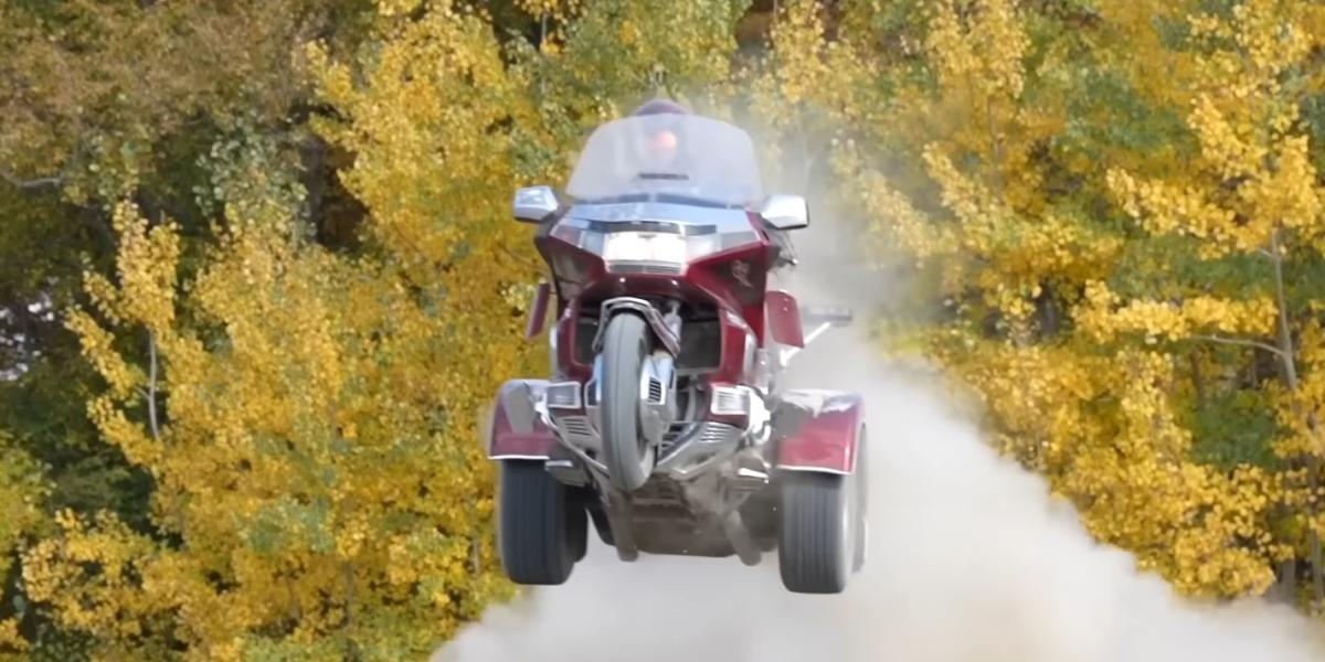 Hacer motocross y enduro con una enorme moto turística como una Honda Goldwing de tres ruedas no puede acabar muy bien...