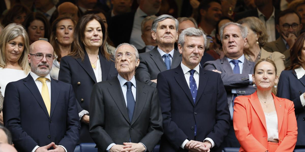 Florentino Pérez recibe la visita del gobierno de China en el Bernabéu