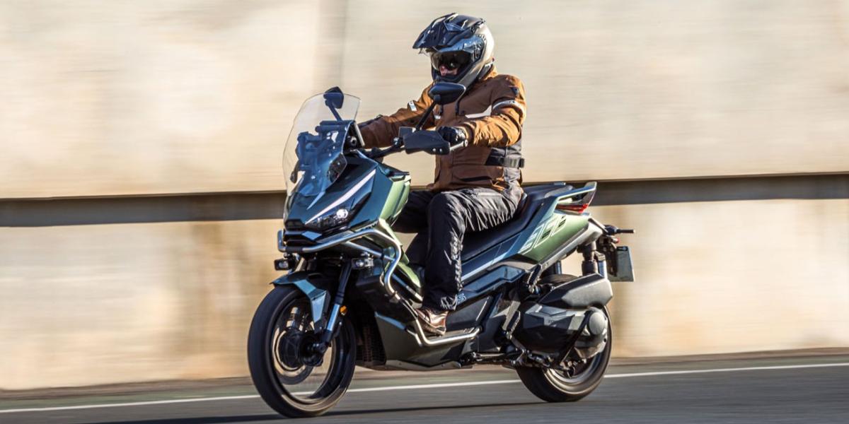 Las motos y scooters más vendidas de abril 2025, para arriba a pesar del apagón, con un scooter todoterreno A2, segundo y subiendo