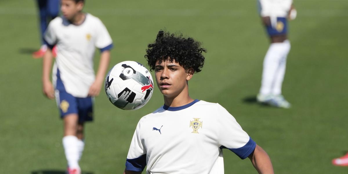 Cristiano Jr se entrena con la selección de Portugal sub-15 bajo la mirada de su abuela