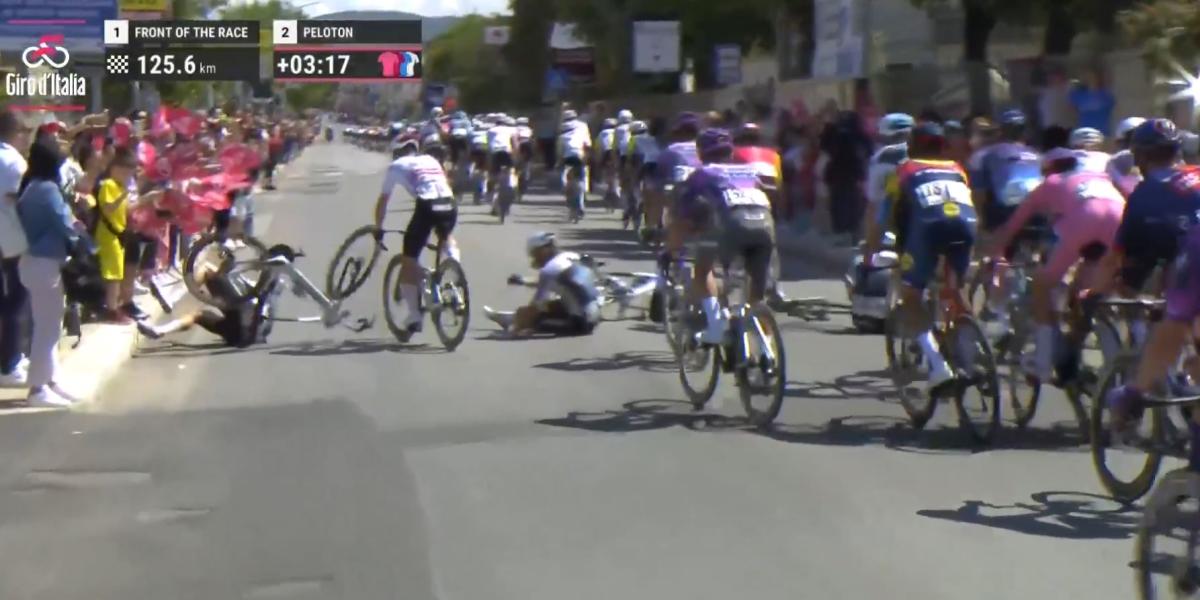 El líder Mads Pedersen y Giulio Ciccone, involucrados en una caída en la cuarta etapa del Giro