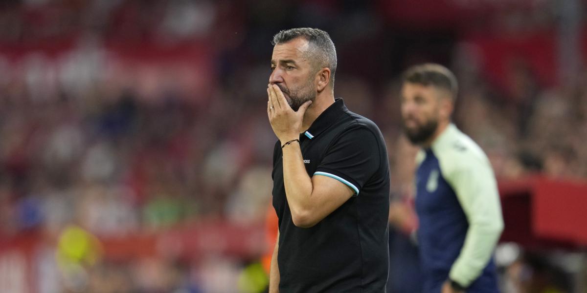 La descarada pregunta a Diego Martínez sobre el himno del Sevilla: Un mínimo de respeto