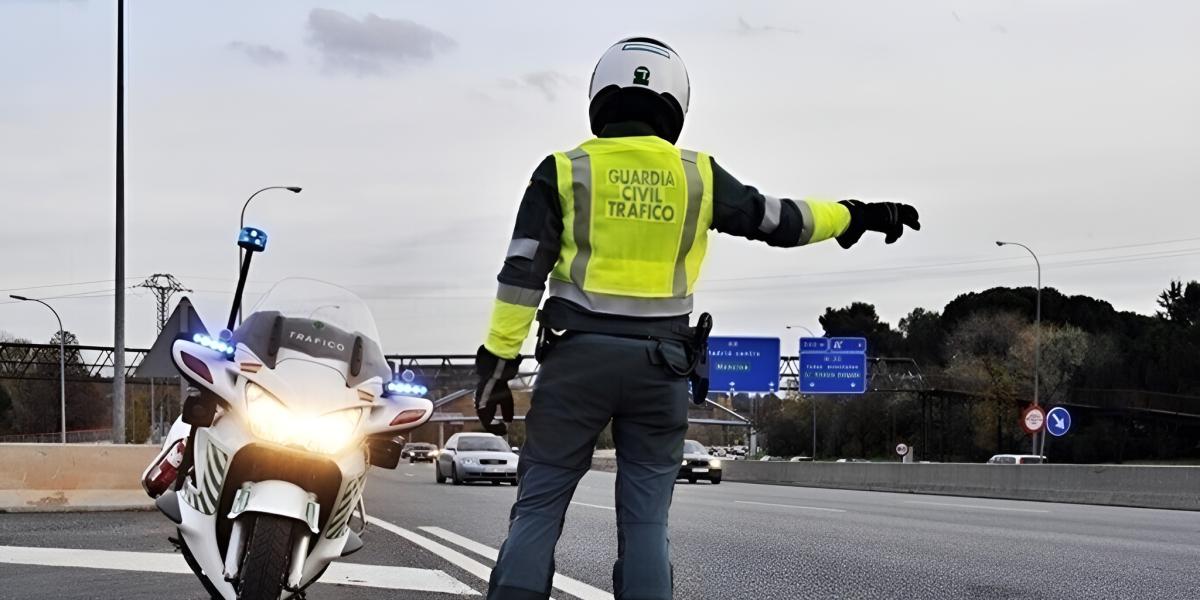 La Guardia Civil, en alerta por la oleada de conductores que usan el método gallego para evitar radares y multas: ¿lo conocías?