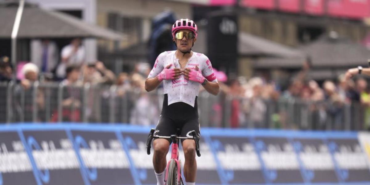 Carapaz sorprende al resto de favoritos con un ataque en la subida a Pietra di Bismantova