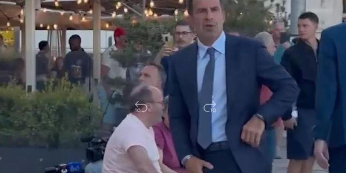 Tensión en Lisboa: Figo se encara con aficionados del Barça en la cena oficial