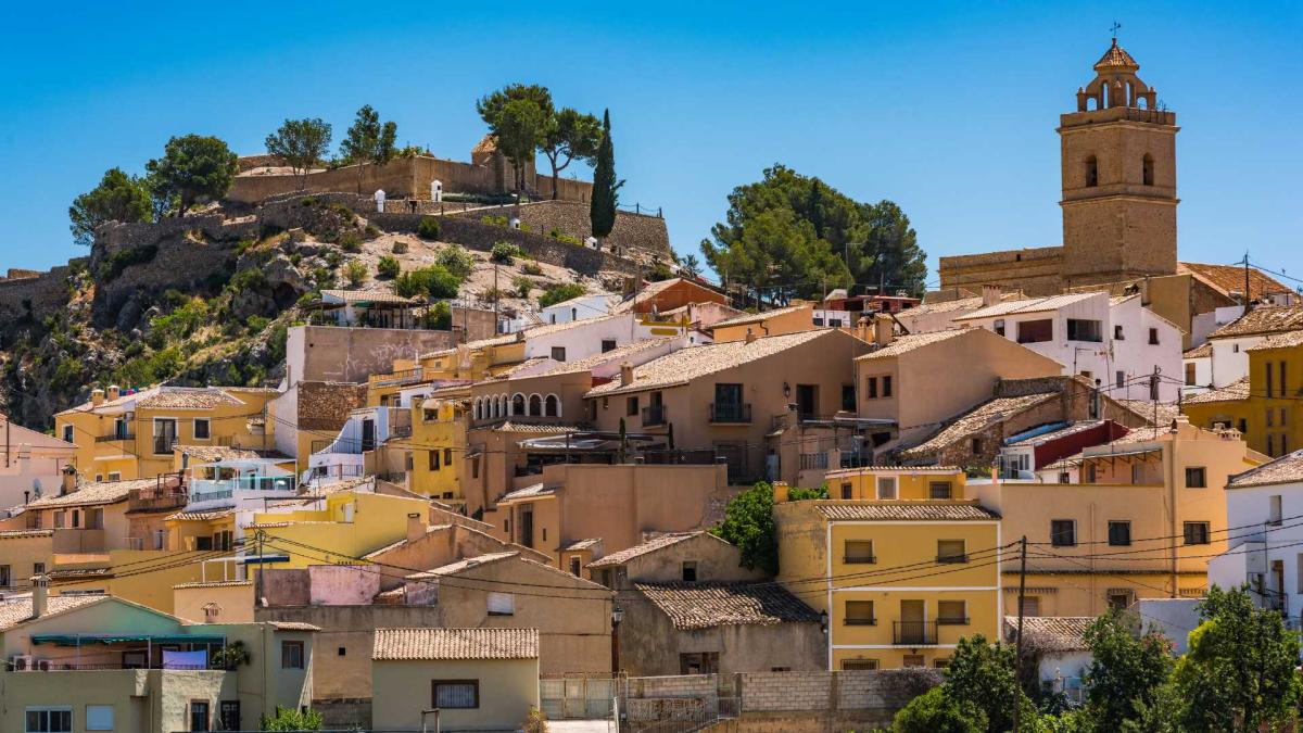 Ni Altea ni Xàtiva: este pueblo medieval cerca de Valencia se vuelve en invierno aún más misterioso, con un castillo árabe entre la neblina y rutas ocultas por barrancos