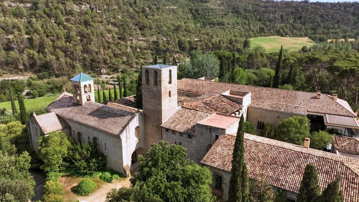 Pocos lo conocen, pero a una hora de Barcelona se esconde Sant Benet de Bages: monasterio medieval, palacio modernista y una mesa que sorprende
