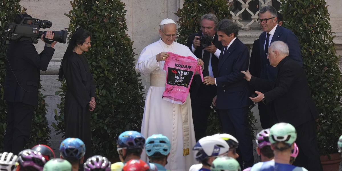El Papa León XIV bendice al pelotón del Giro de Italia en Roma: Sois un modelo para los jóvenes de todo el mundo