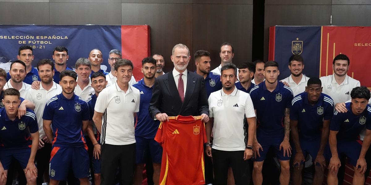 El Rey Felipe VI visita y anima a la Rojita antes del debut en el Europeo