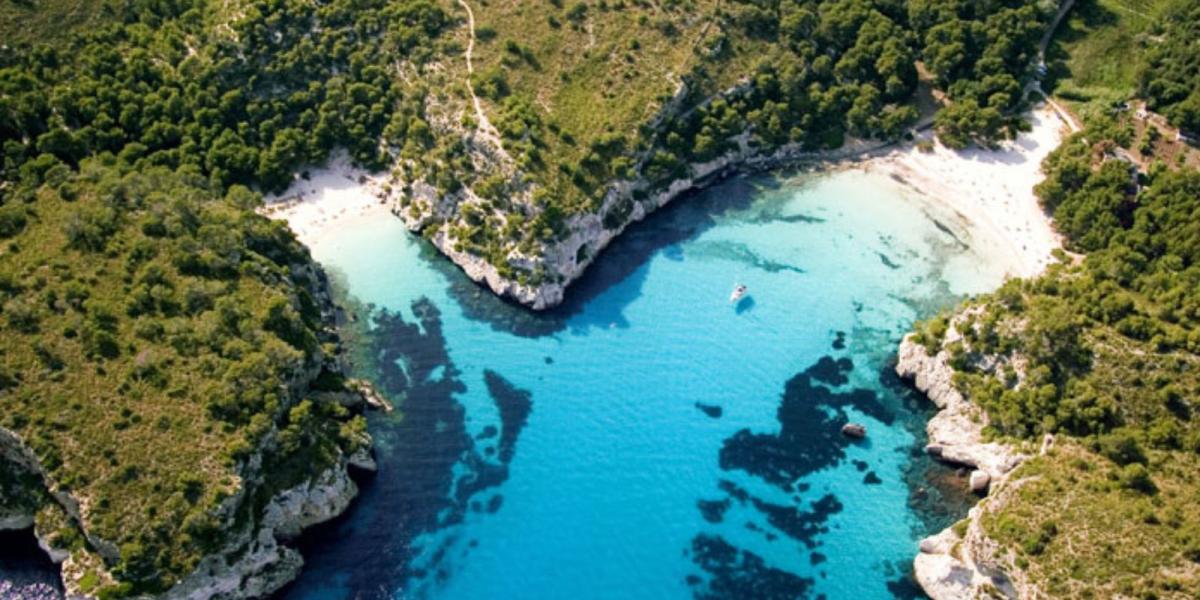 La playa más espectacular de Menorca, según la IA de ChatGPT: arena como harina y agua turquesa entre acantilados