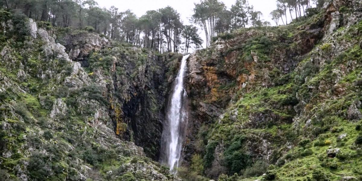El salto de agua más impresionante y alto de Málaga está al final de este sendero lleno de cascadas
