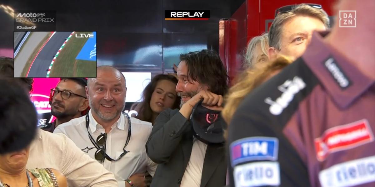 El Keanu Reeves más forofo: la divertida reacción del actor al duelo de infarto entre Marc Márquez y Pecco Bagnaia