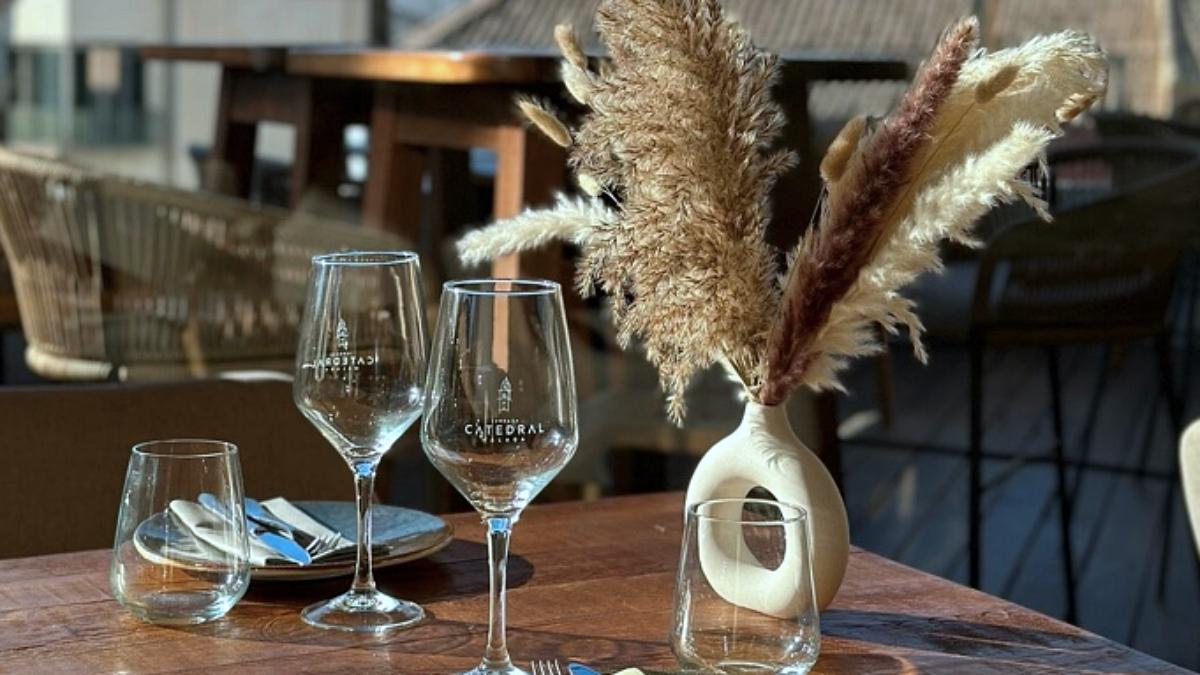 Un respiro de tranquilidad entre tanto local pensado exclusivamente para turistas: Este restaurante secreto de Málaga está escondido dentro de un museo y su terraza tiene vistas a la catedral