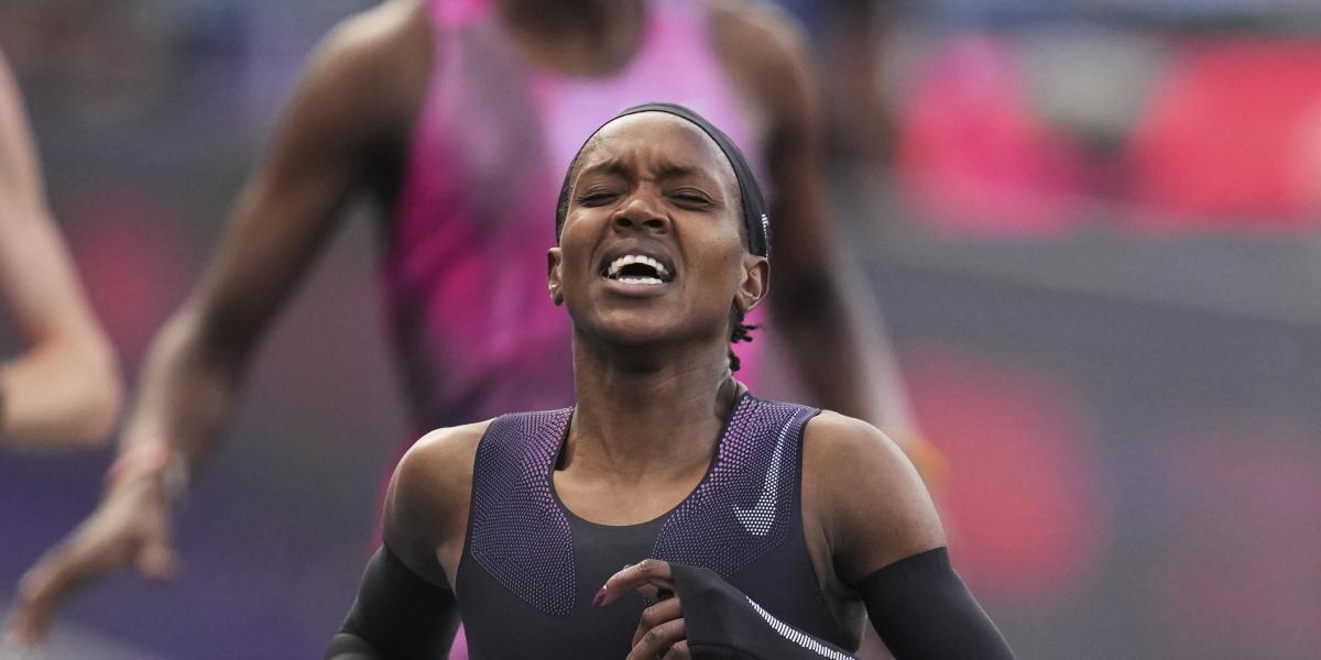 Faith Kipyegon choca con el muro de los cuatro minutos