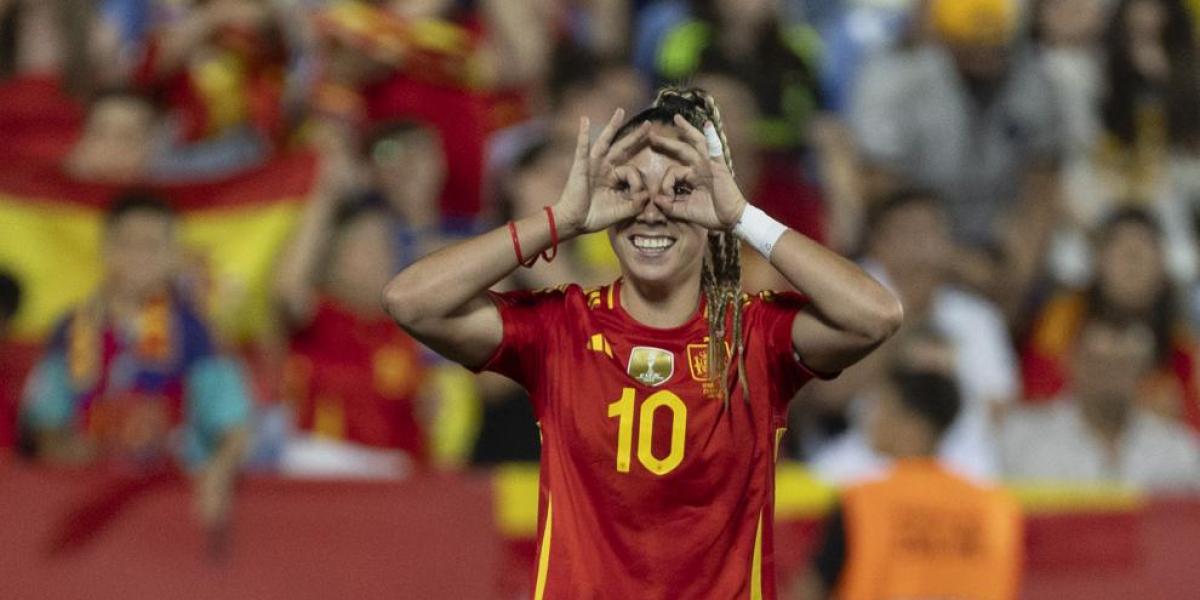 Obra de arte de Athenea del Castillo: ¡zurdazo a la misma escuadra!