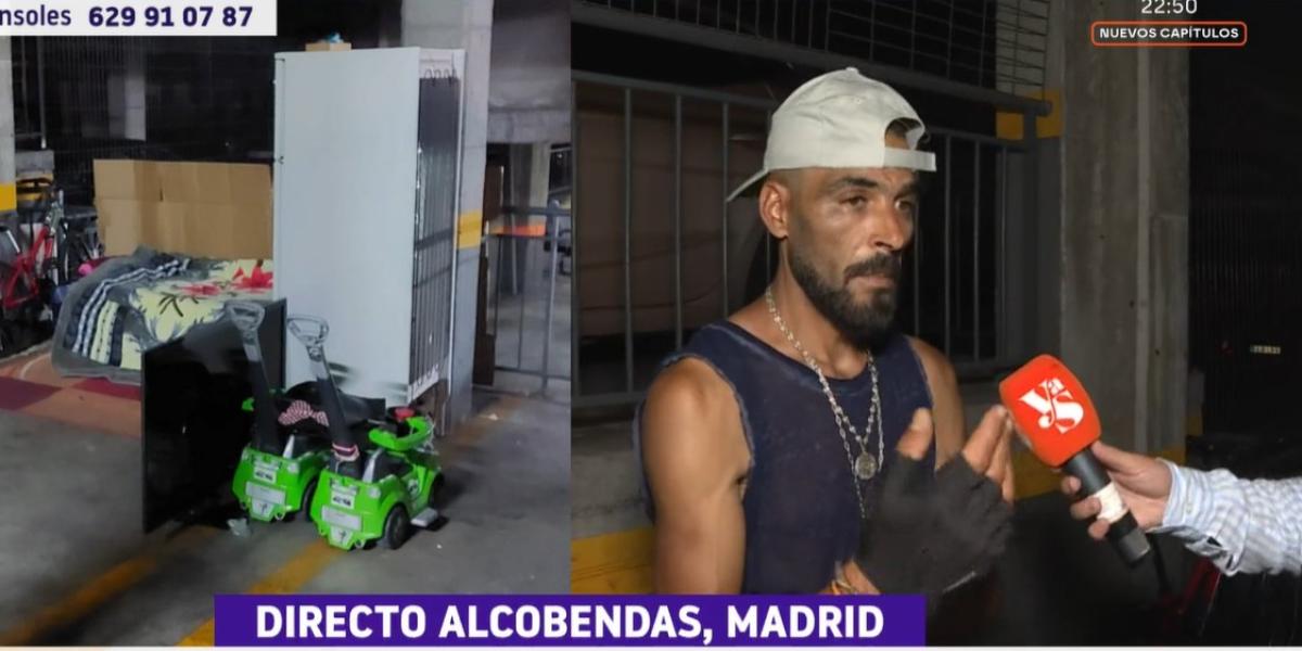 Un hombre okupa una plaza de parking privada y crea su propio apartamento con cama, televisión y nevera