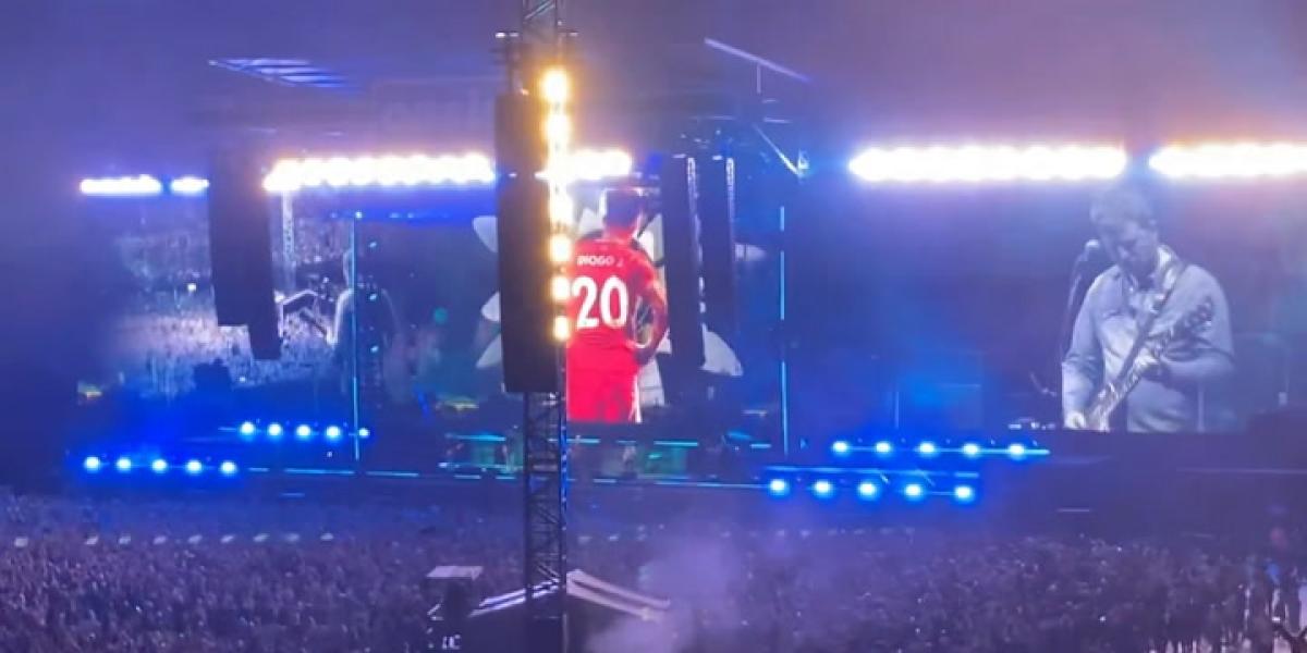 Oasis rinde un inolvidable homenaje a Diogo Jota durante la canción Live Forever