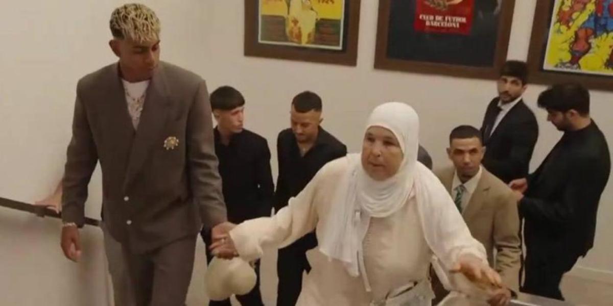 Lamine, muy cariñoso con su abuela antes del acto de su renovación