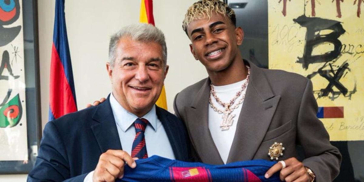 Lamine Yamal posa radiante con Laporta, la cúpula del Barça y sus padres